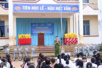 Chương trình “Tình nguyện mùa đông xã Ea Ning năm 2024” tuyên truyền pháp luật tại trường TH Ngô Gia Tự và tặng 10 xe đạp, 25 suất quà cho trẻ em khuyết tật, dtts, có hoàn cảnh khó khăn.